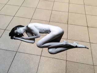 Mariia Proshkovska
Vrazlivist, 2017
Stampa su polimeri (110×220 cm), video, oggetto interattivo
Foto Andrii Lobov
© Mariia Proshkovska