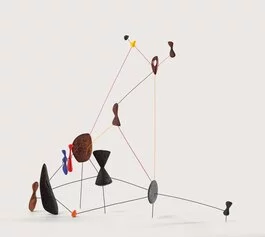 Alexander Calder, Constellation, 1943. Legno, filo metallico e pittura, 83.8 × 91.4 × 35.6 cm

Calder Foundation, New York. Photograph by Tom Powel Imaging © Calder Foundation, New York.

Photo courtesy of Calder Foundation, New York / Art Resource, New York

© 2024 Calder Foundation, New York / Artists Rights Society (ARS), New York