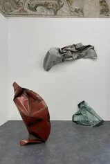Anna Cancarini, “23 Novembre”, 2022, acciaio, colore ad olio, vernice acrilica e vetro laminato, installazione, 3 elementi, dimensione variabile, courtesy artista.