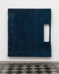 Simon Callery, Blue Painting (Ravenna), 2018, tela, tempera, filo, legno, 223 x 203 x 27 cm © Simon Callery. All Rights Reserved DACS/Artimage 2023