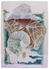 Concetta De Pasquale - L'incontro sull'isola, Stromboli 2022 - cm 66 x 46 - acquerello, foglia d'oro e carta su carta nauticaa