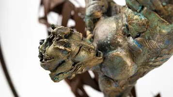 Angelo ribelle, 2021
Terracotta policroma, metallo, foglia d'oro, H 81 x L 80 x P 34 cm (Serie “L’infinito volgere del
tempo”) (dettaglio)