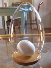 Maria Stockner. Grace, 2019. Oggetto in vetro con uovo, legno 10 x 17cm. Courtesy the artist