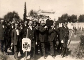 La bara portata dagli amici nel cimitero di Fratta Polesine, al centro Titta Ruffo, cognato di Matteotti.