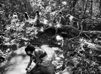 © Sebastião Salgado/Contrasto - Indigeni Marubo. Stato di Amazonas, Brasile, 1998.