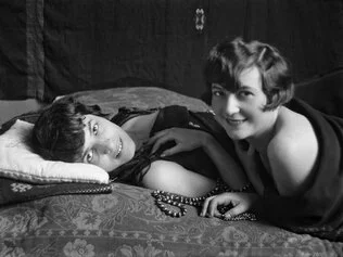 15, André Kertész.Les deux amies, Paris, 1926