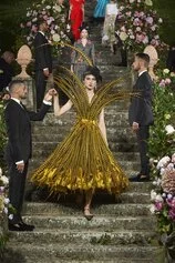 Dolce&Gabbana Alta Moda Firenze 2020 – Look 23, Clarice. Abito corsetto in organza interamente ricamato con piume di gallo e fagiano.Courtesy of Dolce&Gabbana