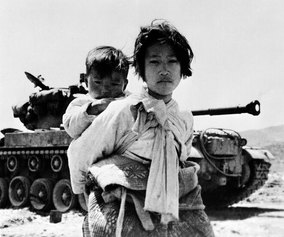Ragazzina coreana con il fratello sulle spalle a nord di Seul durante la guerra di Corea, 1951 © courtesy UN Photo/United States Navy