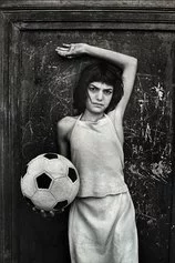Letizia Battaglia. Palermo 1980. Quartiere La Cala. La bambina con il pallone, 1980 Courtesy e © Letizia Battaglia 