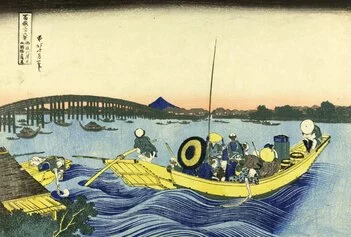 Katsushika Hokusai Veduta del tramonto presso il ponte Ryōgoku dalla sponda del pontile di Onmaya dalla serie Trentasei vedute del monte Fuji 1830-1832
Silografia policroma ©Courtesy of Museo d’Arte Orientale E. Chiossone