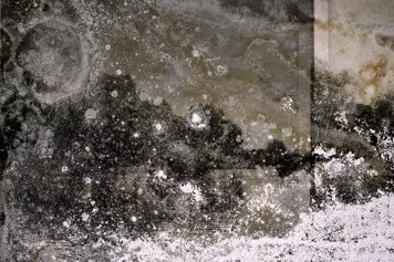 Joan Fontcuberta: Cultura di polvere - Trauma #3227, light box 100x150 cm, stampa INK JET su pellicola Backlight montata su plexiglass 3mm in scatola di legno nero (profilo 3 x 7 cm), 2022 - © ICCD Roma