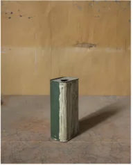 Joel Meyerowitz, Morandi’s Objects, Green and White Tin, 2015, Stampa a pigmenti d'archivio 20 x 16 pollici. Firmata ed edita sul retro. Da un'edizione di 10 esemplari