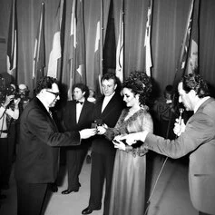 Elizabeth Taylor e Richard Burton ricevono il premio nazionale 