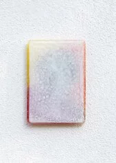 Valery Franzelli, “Il sole oltre le nubi”, 2024, vetro e vernice, 15x10 cm, courtesy artista.