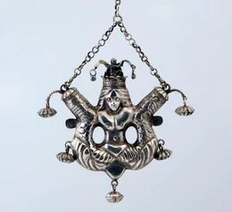 Amuleto d'argento a forma di sirena con ciondoli. Italia centro meridionale 1909
