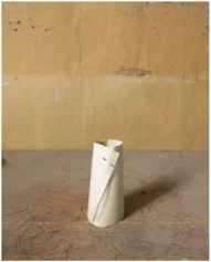 Joel Meyerowitz, Morandi’s Objects, Paper Cone, 2015, Stampa a pigmenti d'archivio, 20 x 16 pollici. Firmata ed edita sul retro. Da un'edizione di 10 esemplari