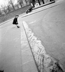 Robert Doisneau. Caniveau en crue, Paris 1934 © Robert Doisneau