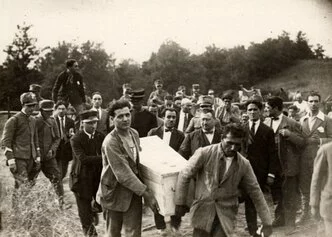 4. Trasporto della bara con i resti di Matteotti alla Quartarella, Foto Porry Pastorel, Archivio Marco Steiner