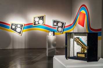 Chiara Fumai, Nico Fumai: Being Remixed: Fumai Memorabilia Installazione, 2017 (dettaglio), Centro per l'arte contemporanea Luigi Pecci. Foto © Ela Bialkowska