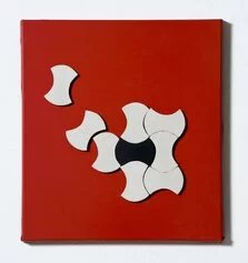 Grazia Varisco, Tavola magnetica elementi lineari, 1960, tavola in ferro dc-fix rosso elementi lineari con calamita, cm.42x37,5 Archivio Varisco, foto Thomas Libis