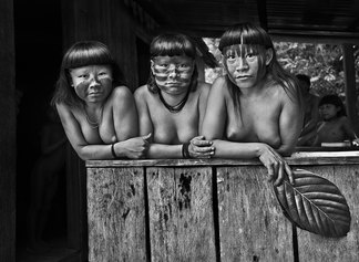 © Sebastião Salgado/Contrasto - Giovani donne Suruwahá. Stato di Amazonas, Brasilel, 2017.