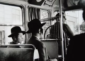 8 Lisetta Carmi Gerusalemme due giovani ebrei ortodossi in autobus 1962