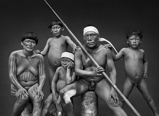 © Sebastião Salgado/Contrasto - Famiglia Korubo. Stato di Amazonas, Brasile, 2017.