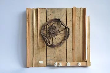 8. Salvatore Sava, La ruota dei ricordi, 1999, ferro, pietra leccese e legno, 40 x 43 x 12 cm