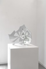 Ariel Schlesinger - Nice to meet you, M07, 2019
mirror and glass
60×50×85 cm
Courtesy the artist and Galleria Massimo Minini
Ph. Andrea Gilberti – Alberto Petrò