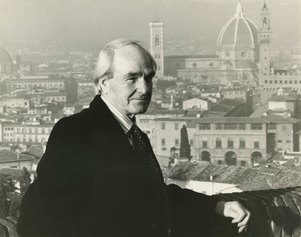 Henry Moore visiting the Forte di Belvedere for a site visit prior to the exhibition Mostra di Henry Moore, Florence, Italy, November 1971 - photo: Marchiori. Reproduced by permission of The Henry Moore Foundation