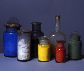 Vasi di colore in polvere / Pots of color powder, Istituzione Bologna Musei |Casa Morandi