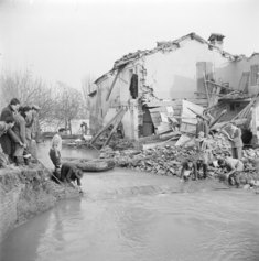 Allestimento di una passatoia di fortuna, a Sant'Apollinare, una frazione di Rovigo, nei giorni dell'alluvione del Polesine, 2 dicembre 1951 ©Archivio Publifoto Intesa Sanpaolo