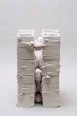 Andrea Salvatori, Composizione 40100#07 (Quadriglia), 2019, ceramica, 44 x 30 x 30 cm