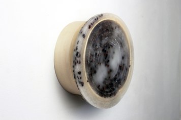Angelica Consoli. Nuove memorie 2021, cera d'api vergine caffè, diametro 23,5-cm