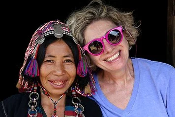 Anna Alberghina con una donna Akha nel nord del Laos