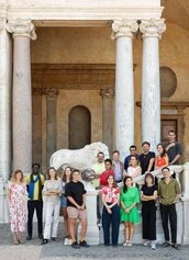 I sedici borsisti in residenza a Villa Medici da settembre 2023 ad agosto 2024, insieme al direttore dell’Accademia di Francia a Roma, Sam Stourdzé ©Daniele Molajoli