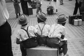 Ruth Orkin, Penn Station, boys on suitcase, NYC, 1948 © Ruth Orkin Photo Archive
