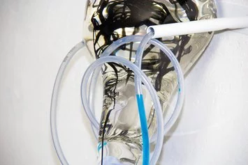 C. Fogarolli, Not toxic, 2020-21, fusione in vetro di Murano, plastica, liquido, metallo, 50 x 30 x 40 cm. Courtesy Alberta Pane (Paris, Venezia) and the artist