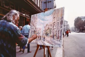 Il pittore al lavoro sulle strade di Milano