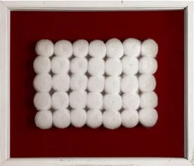 Piero Manzoni, Achrome, 1962, pallini di ovatta, 20×27 cm. Ph. Bruno Bani © Fondazione Piero Manzoni, Milano