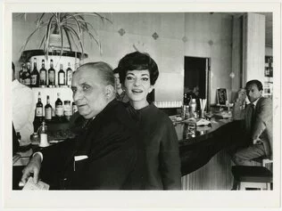 Breve sosta di Maria Callas con il marito Meneghini a Nizza, dopo un soggiorno a Barcellona e prima del rientro a Milano, Aeroporto di Nizza, 6 maggio 1959 
Fotografia di Franco Gremignani - Publifoto 17,70 x 23,90 cm Archivio Publifoto (Callas_022)