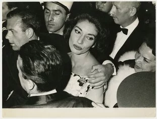 Maria Callas tra la folla, Festival di Cannes, 17 maggio 1960 Fotografia di Franco Gremignani - Publifoto 
18,30 x 24 cm Archivio Publifoto (Callas_047)