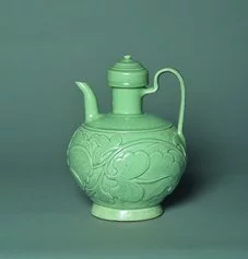 Brocca con motivo di peonie
Grès con invetriatura verde-azzurra
Fornaci di Yaozhou
Periodo delle Cinque Dinastie (907-960) o Song Settentrionale (960-1127)
H. 21 cm
Collezione Shang Shan Tang