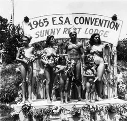 Diane Arbus, Family Beauty Contest at a Nudist Camp, anni 60, stampa alla gelatina ai sali d’argento
