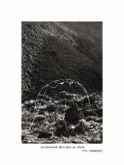 Fotografia, Ettore Sottsass, Costruzione dell’arco al vento, 1973, Taverte