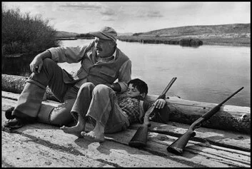 Ernest Hemingway e suo figlio Gregory. Sun Valley, Idaho, Usa 1941 @Robert Capa Center of Photography/Magnum