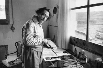 Ernst Scheidegger, Salvador Dalí nel suo atelier a Portlligat, ca. 1955, © Stiftung Ernst Scheidegger-Archiv, Zürich