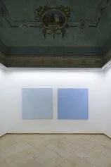 Ettore Spalletti, courtesy Galleria Vistamare, Installation view mostra personale “Ettore Spalletti”, Galleria Vistamare, Pescara, 2017, Foto Werner Hannappel