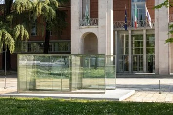 Installation view della mostra Dan Graham. The Passing Time City. Photo Gianluca di Ioia © Triennale Milano