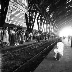 Federico Garolla, Milano, 1952, [dal reportage Ferragosto in stazione], © Archivio Federico Garolla